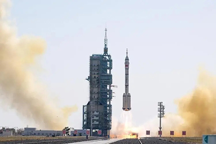 神舟十七號(hào)載人飛船于2023年10月26日11時(shí)13分從酒泉衛(wèi)星發(fā)射中心成功升空。這一重大事件標(biāo)志著我們中國(guó)航天事業(yè)邁向了新的里程碑，再次向全世界展示了中國(guó)在航天領(lǐng)域的強(qiáng)大實(shí)力和卓越能力。